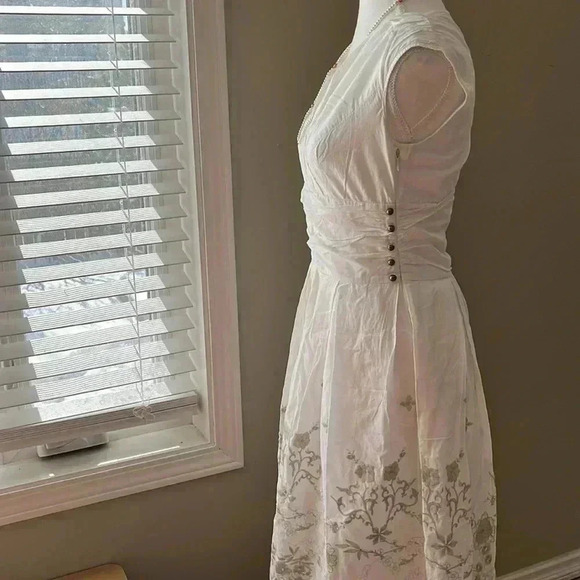 [42]Zarina White Embroidered Sleeveless Pull  Over Mid Dress with Side zipper - Picture 5 of 14